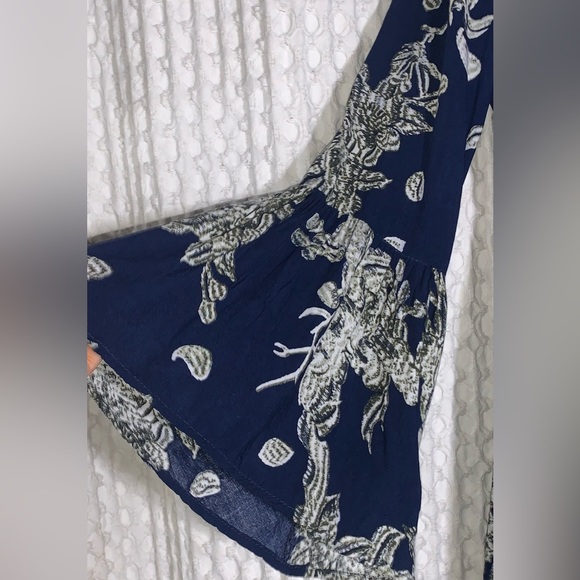 • Entro Long Flare Sleeve, Navy & White Floral Patterned Boho Style Mini Dress • - Picture 4 of 6